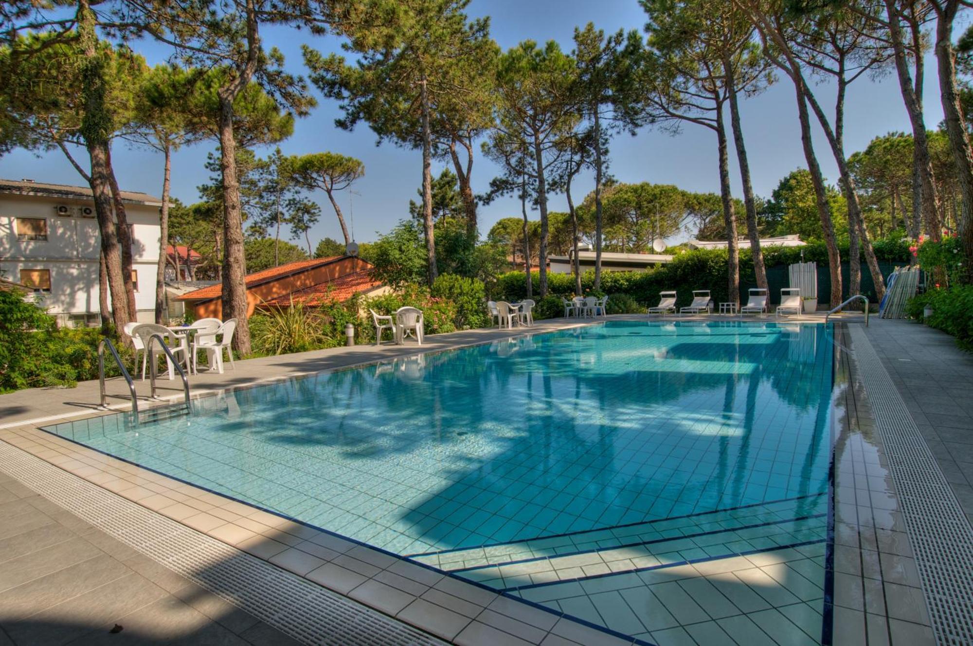 Hotel Caracas Lignano Sabbiadoro Bagian luar foto