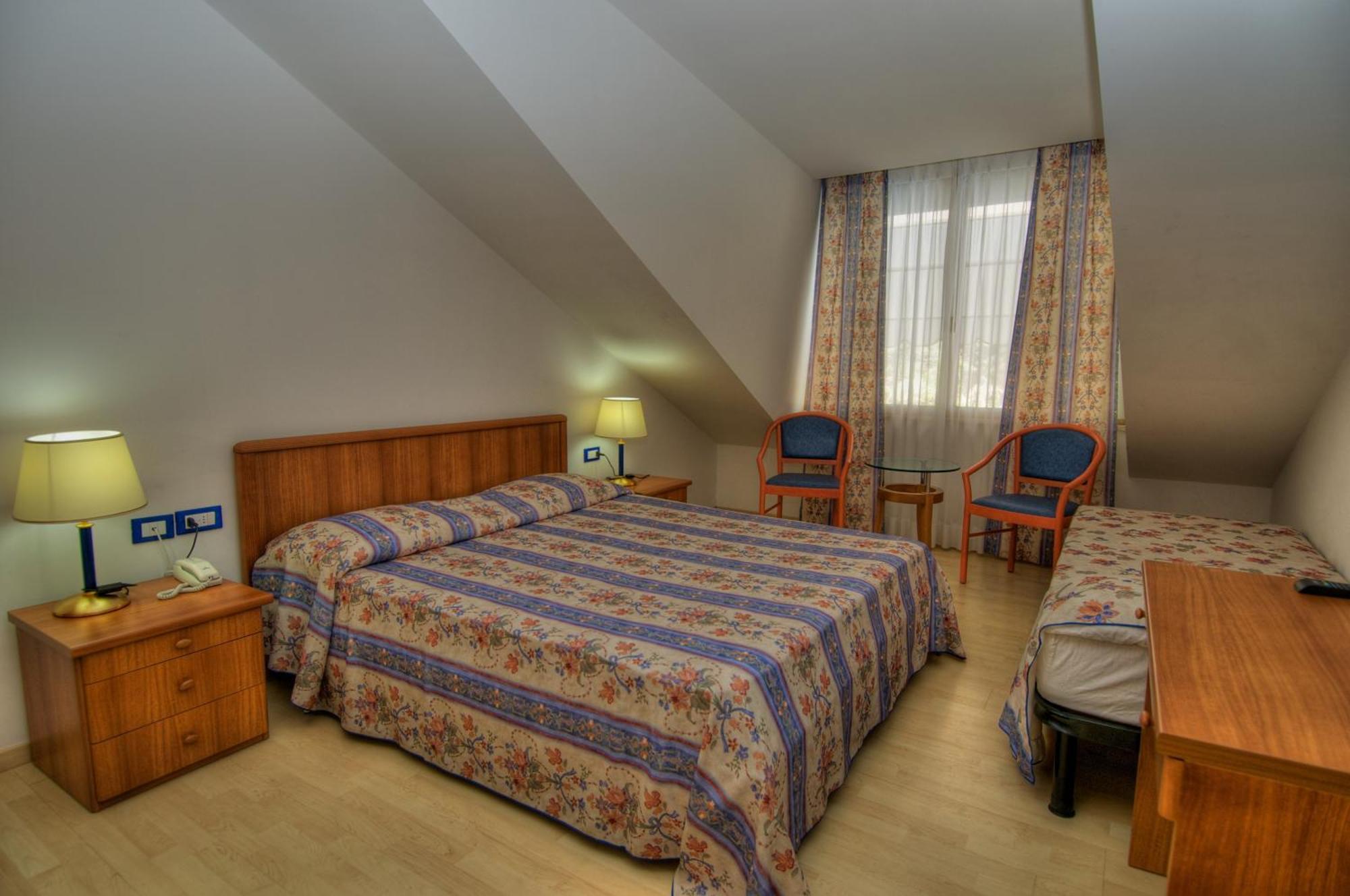Hotel Caracas Lignano Sabbiadoro Bagian luar foto