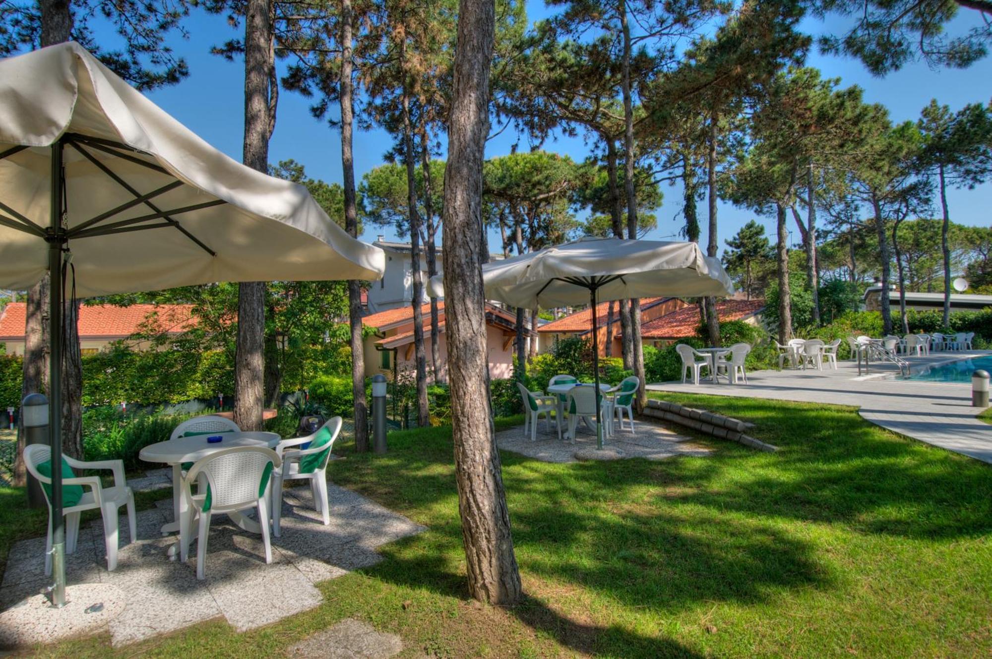 Hotel Caracas Lignano Sabbiadoro Bagian luar foto