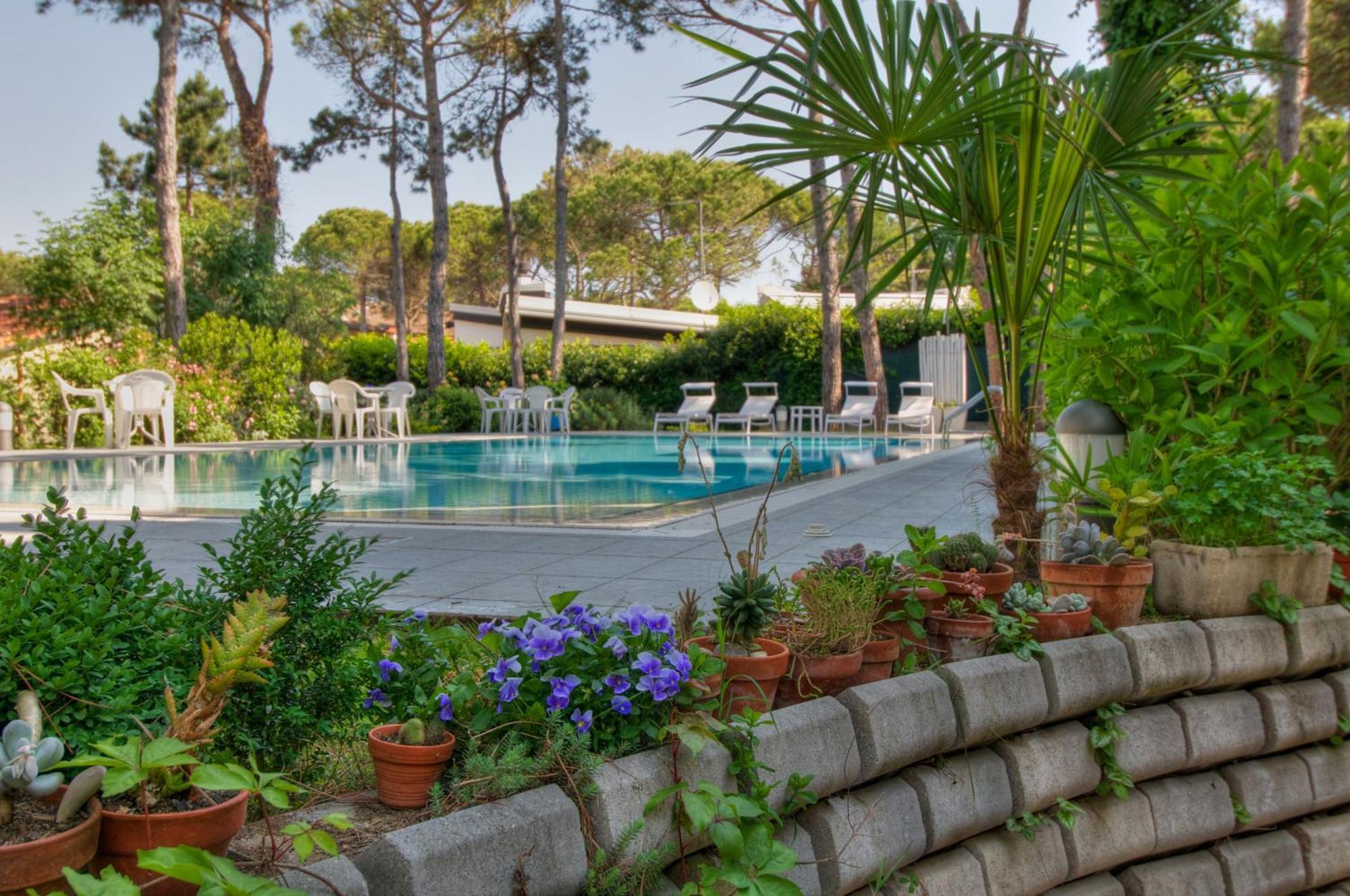 Hotel Caracas Lignano Sabbiadoro Bagian luar foto