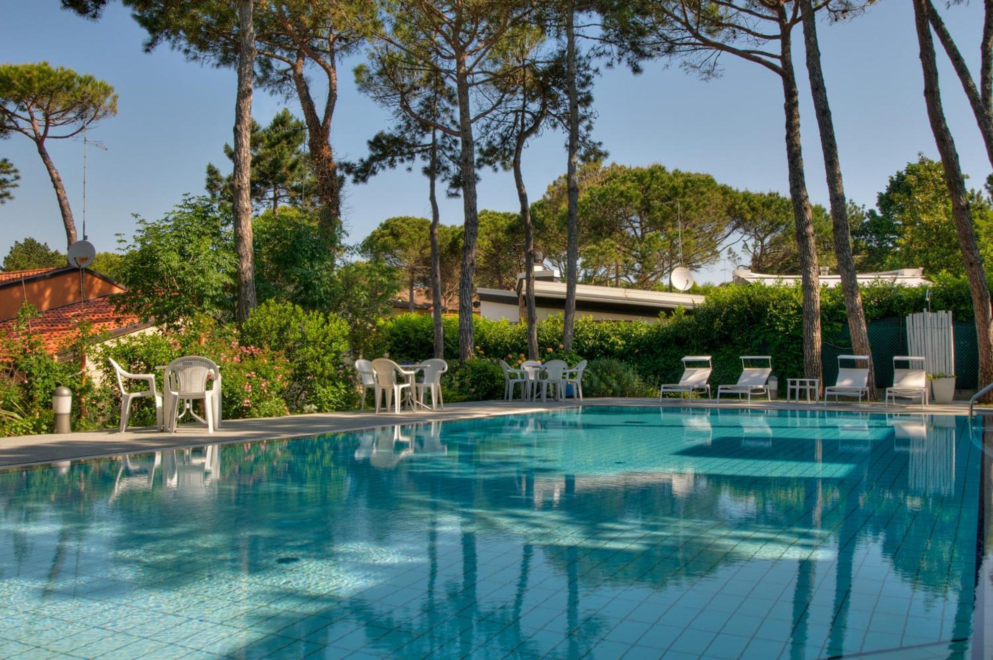 Hotel Caracas Lignano Sabbiadoro Bagian luar foto