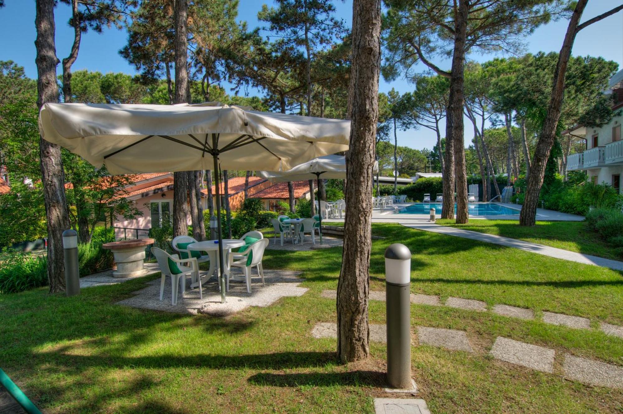 Hotel Caracas Lignano Sabbiadoro Bagian luar foto