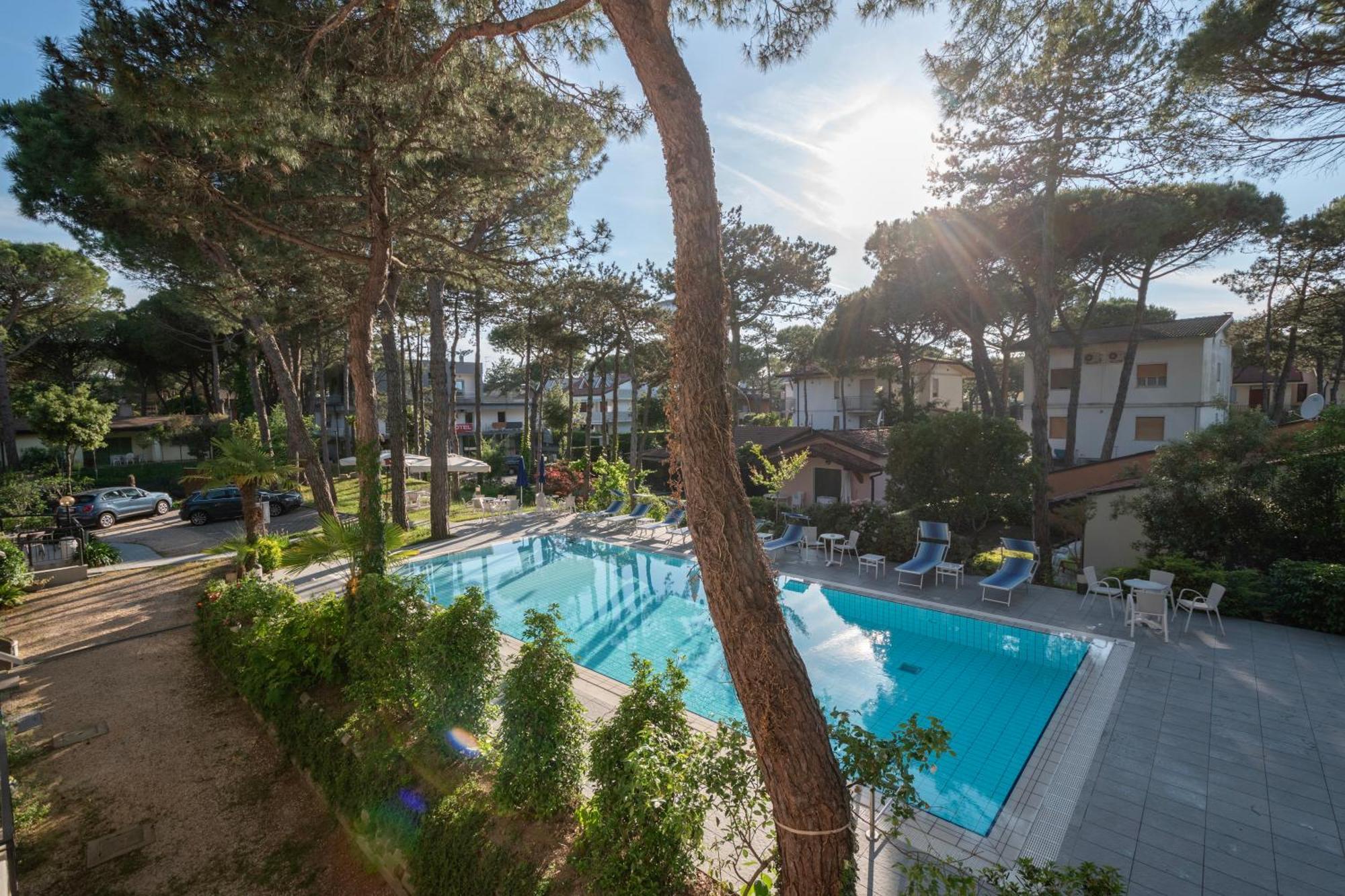 Hotel Caracas Lignano Sabbiadoro Bagian luar foto
