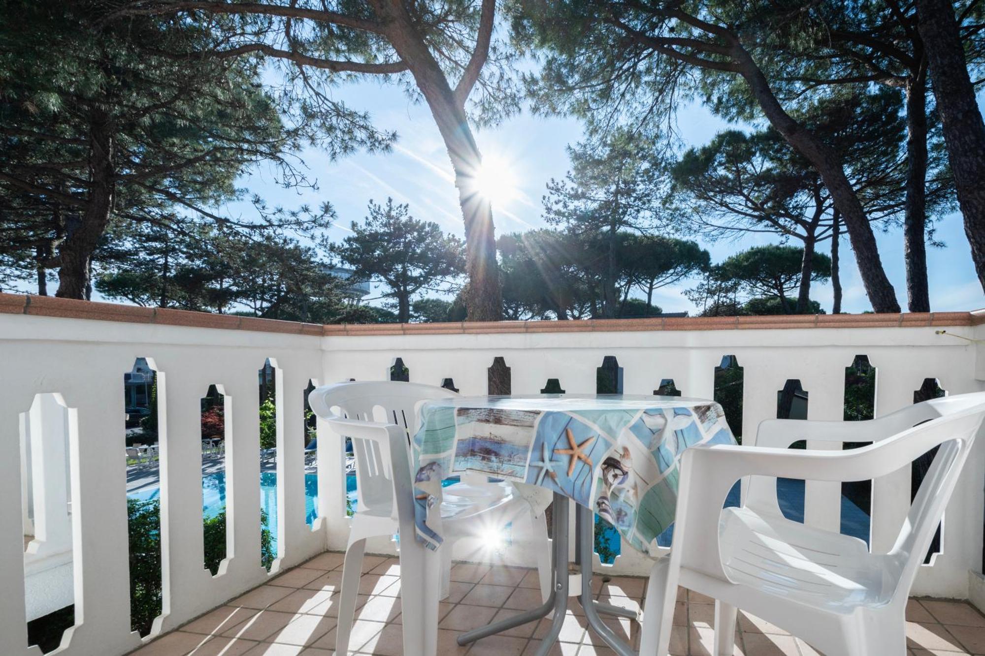 Hotel Caracas Lignano Sabbiadoro Bagian luar foto
