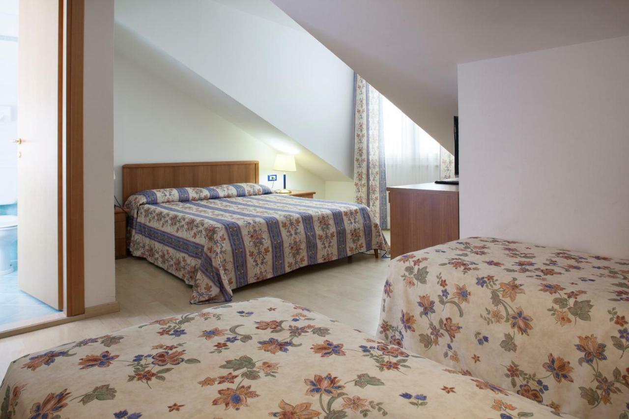 Hotel Caracas Lignano Sabbiadoro Bagian luar foto